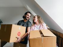 couple-with-moving-boxes.tmb-0