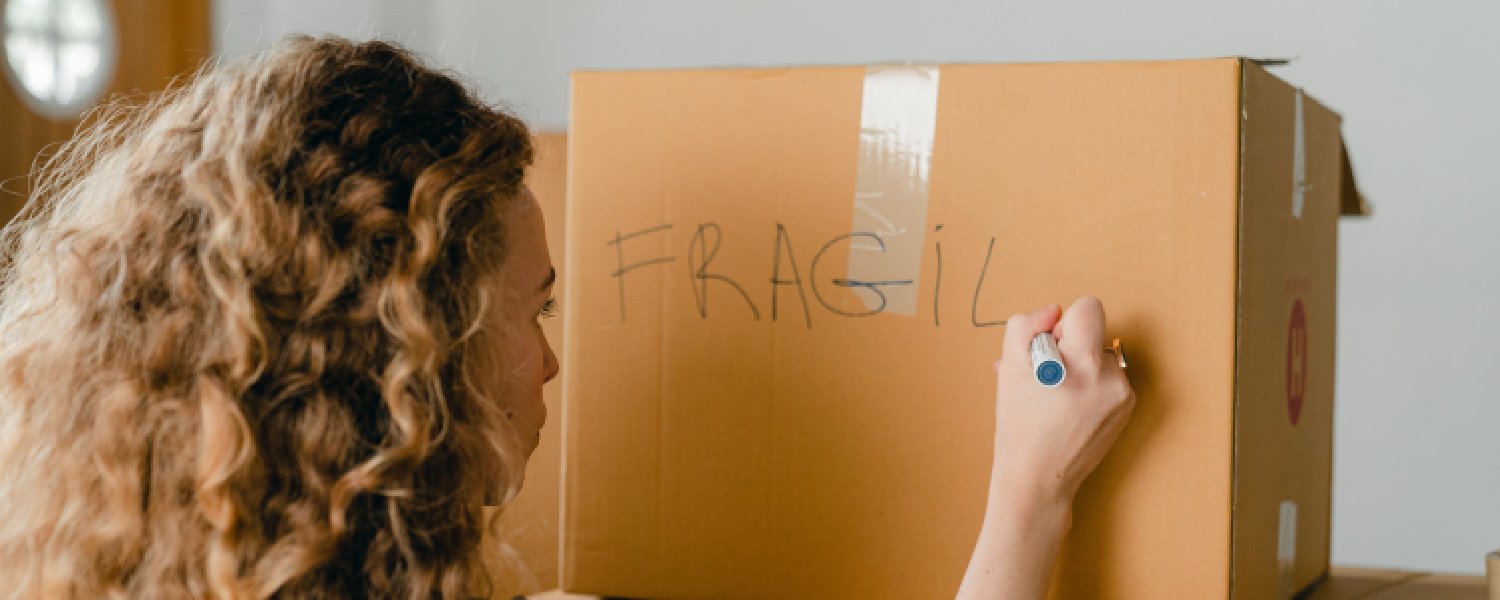 How To Pack Fragile Items For Moving House Featured Image