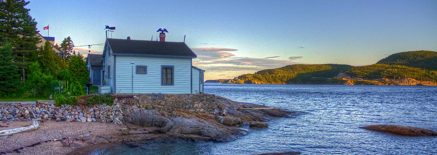 House near body of water in Quebec